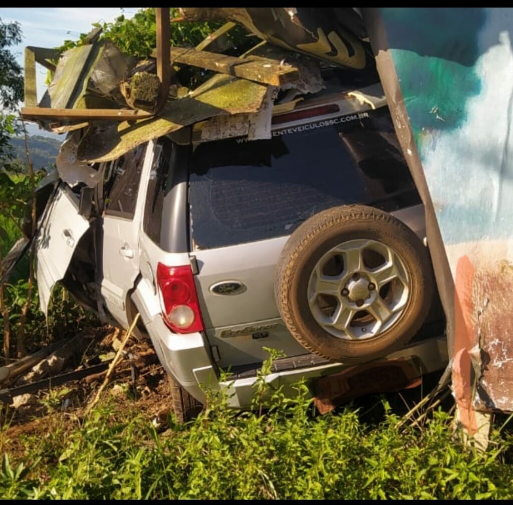 Jovem morre após carro colidir em outdoor e árvore no Oeste de Santa Catarina