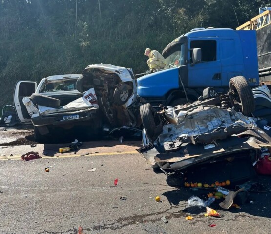 Violenta colisão entre seis veículos deixa quatro pessoas mortas