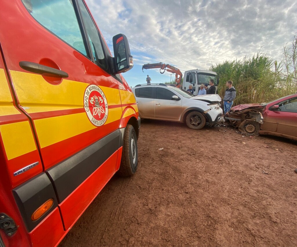 Criança fica ferida após colisão entre dois carros no Oeste de Santa Catarina