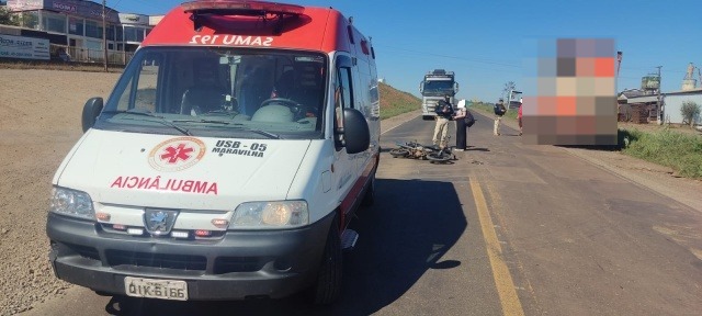 Mulher fica ferida após colisão entre moto e caminhão na BR-282