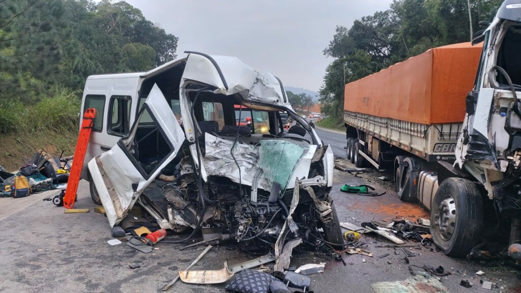 Tragédia em SC: Colisão frontal entre van e carreta deixa mortos e feridos