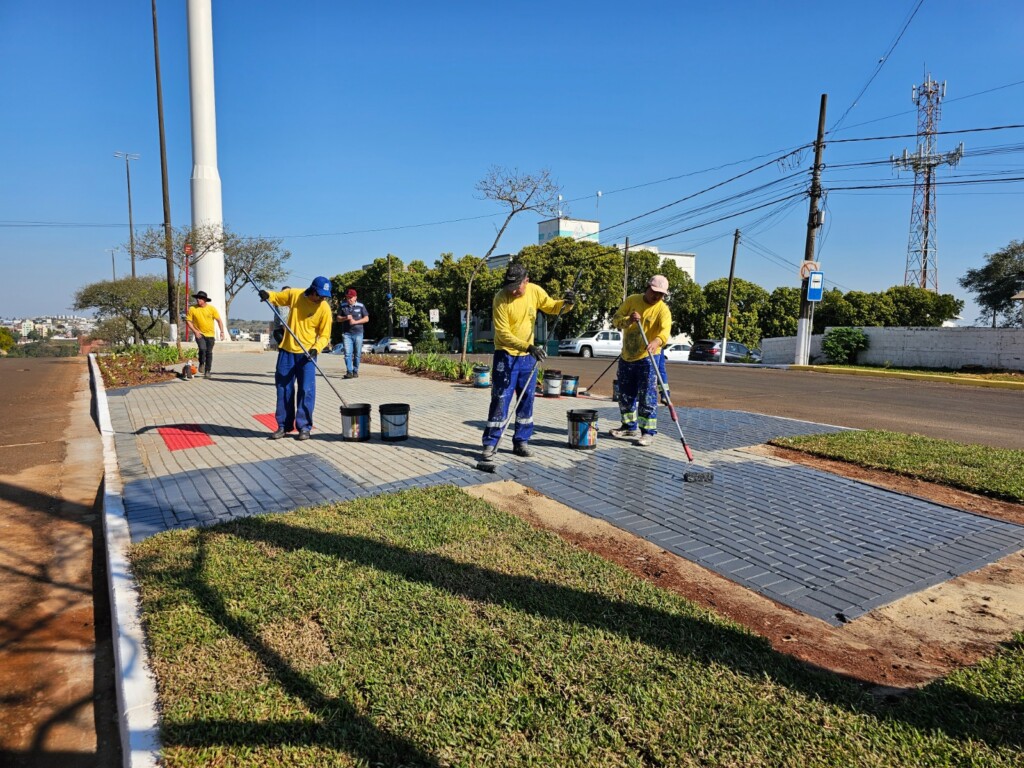 Bandeira deslocada pelo Elevado ganha pracinha na avenida Getúlio Vargas, em Chapecó