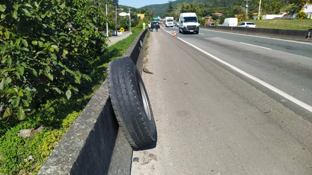 Roda de caminhão guindaste se solta e mata pedestre em rodovia de Santa Catarina