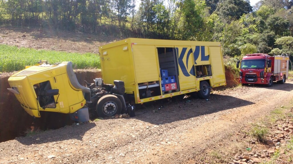 Três pessoas ficam feridas após acidente com caminhão de bebidas no Oeste de Santa Catarina