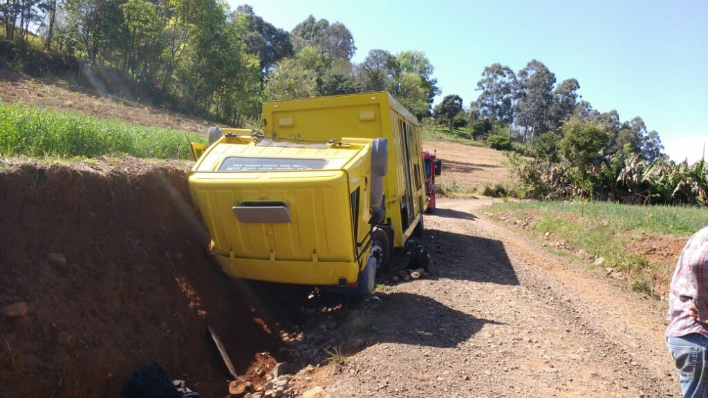 Três pessoas ficam feridas após acidente com caminhão de bebidas no Oeste de Santa Catarina