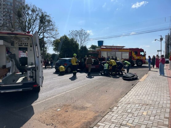 IMAGENS: Grave acidente entre dois carros é registrado em Chapecó