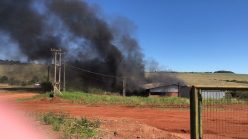 Depósito pega fogo e bombeiros utilizam 3 mil litros de água no combate -  Oeste Mais