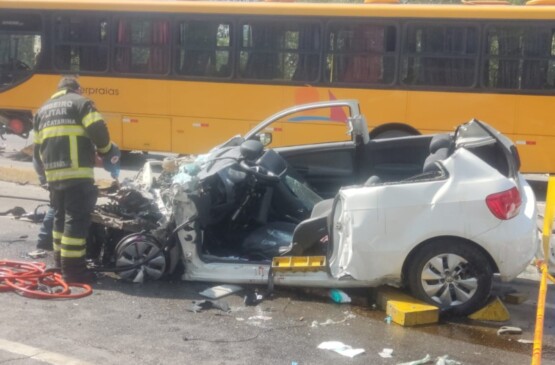 Professora morre após grave acidente entre carro e ônibus