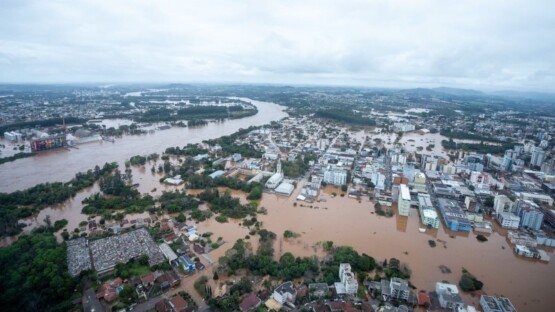 Governo do RS confirma mais mortes causadas pelas enchentes e anuncia decreto de calamidade pública