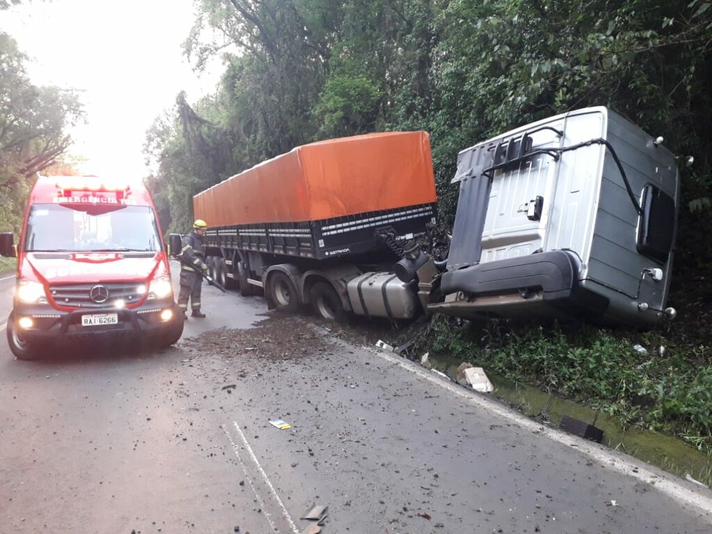 Sequência de acidentes: Caminhoneiro fica ferido após carreta sair da pista na BR-282
