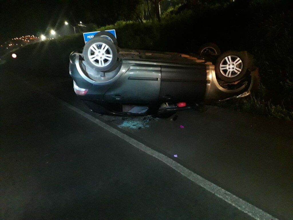 Duas pessoas ficam feridas após carro capotar na BR-282