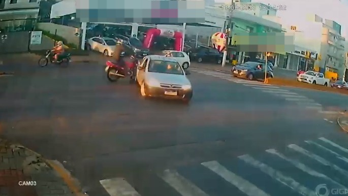 VÍDEOS: Violenta colisão entre carro e moto é flagrada por câmera de monitoramento em Chapecó