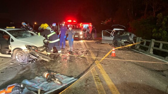 IMAGENS: Irmãos morrem em violenta colisão entre carros em Santa Catarina