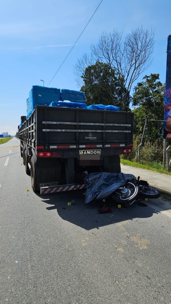 Motociclista perde a vida após colisão em caminhão 
