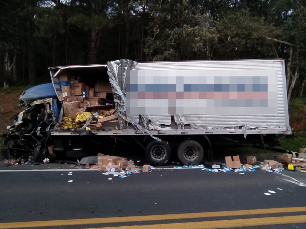 Caminhão de empresa com unidade em Chapecó se envolve em grave acidente com carreta na BR-116