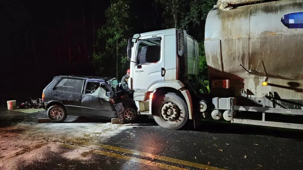 Idoso morre após violenta colisão entre carro e caminhão