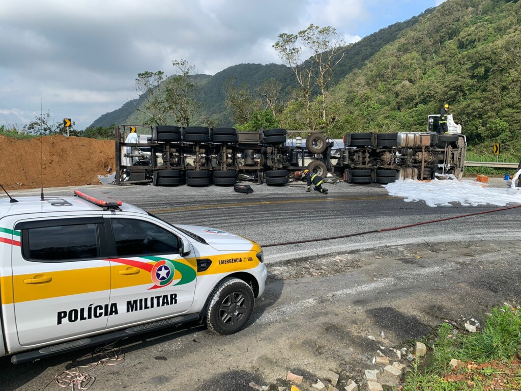 Homem morre após caminhão tombar em Santa Catarina