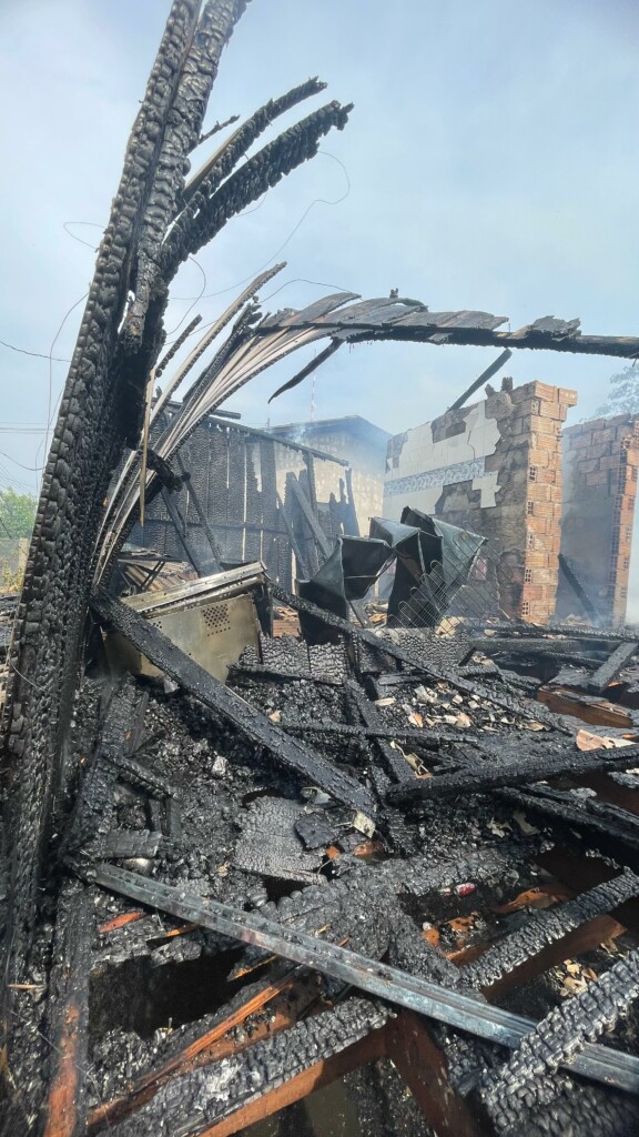 IMAGENS: Incêndio de grandes proporções atinge três casas em Chapecó