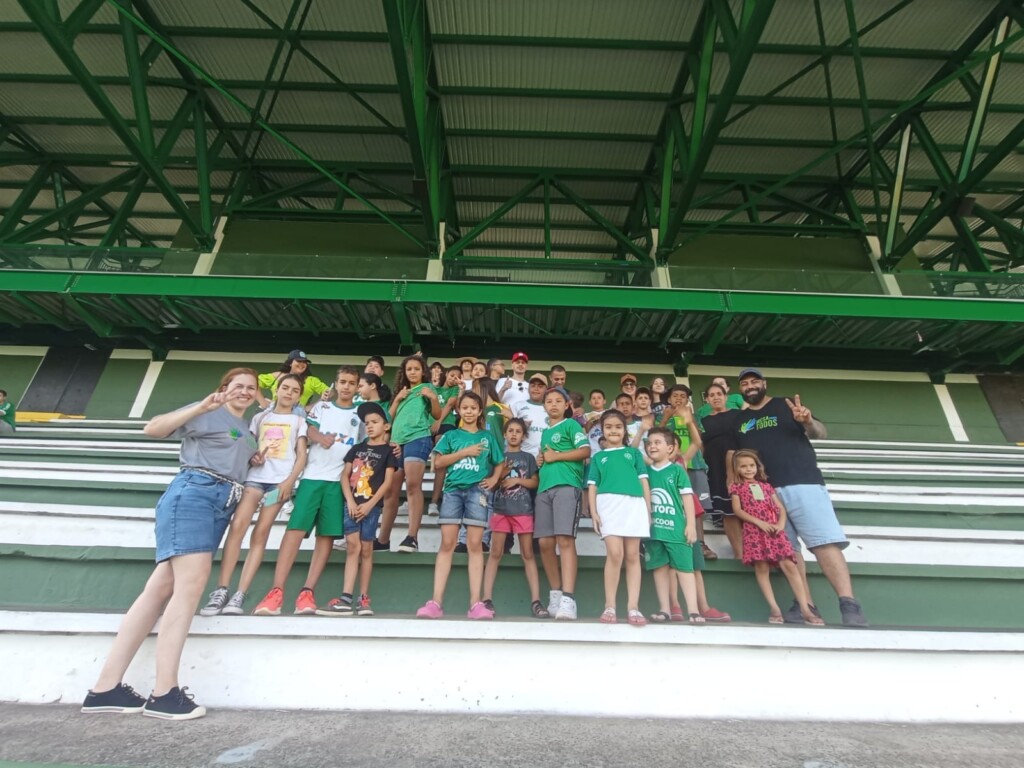 Crianças do projeto "Mesa Para Todos” acompanham partida da Chapecoense na Arena Condá