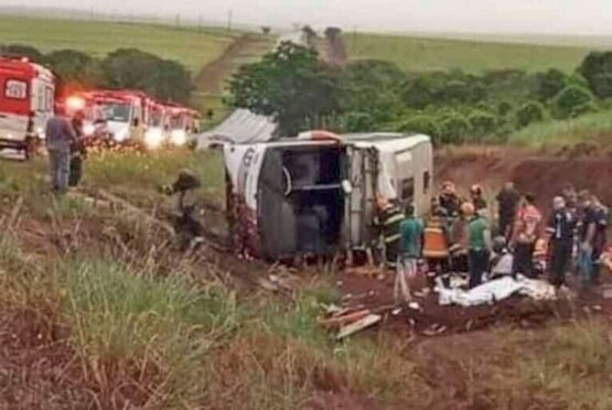 Capotamento de ônibus de excursão religiosa deixa 12 mortos 