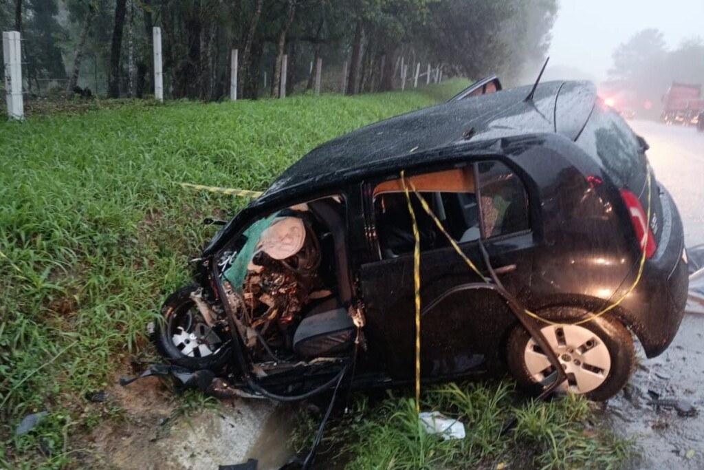 Colisão entre carro e carreta deixa duas pessoas mortas em Santa Catarina