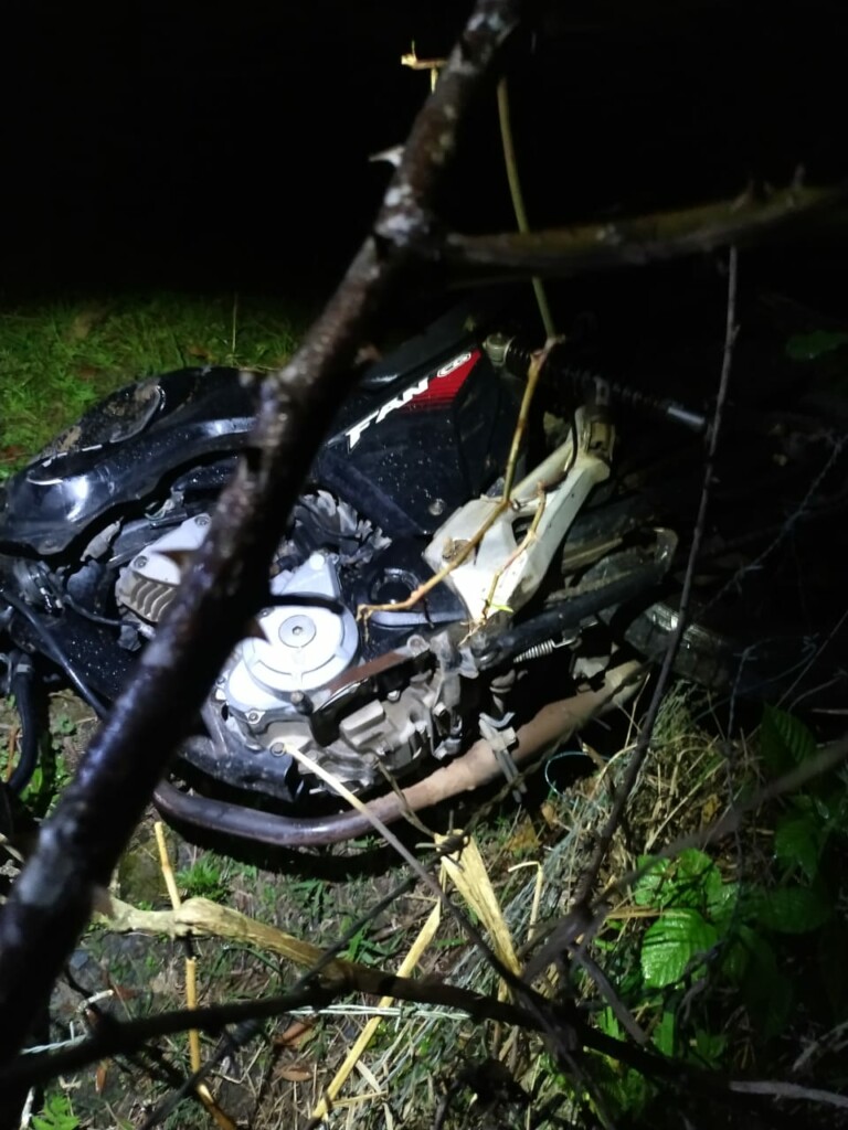 Motociclista morre após violenta colisão em poste em Santa Catarina