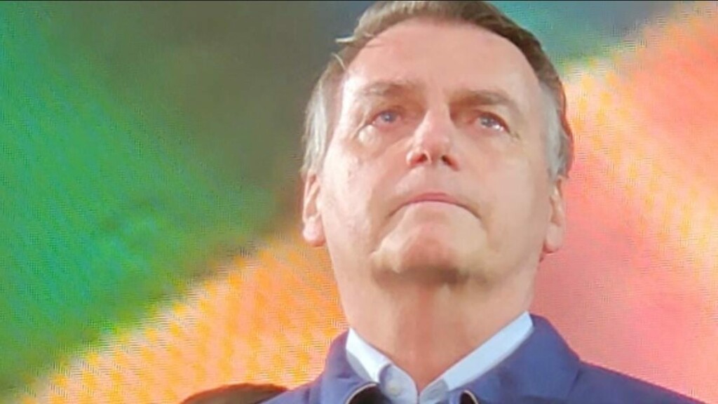 VÍDEO: Bolsonaro se emociona ao receber homenagem em Chapecó