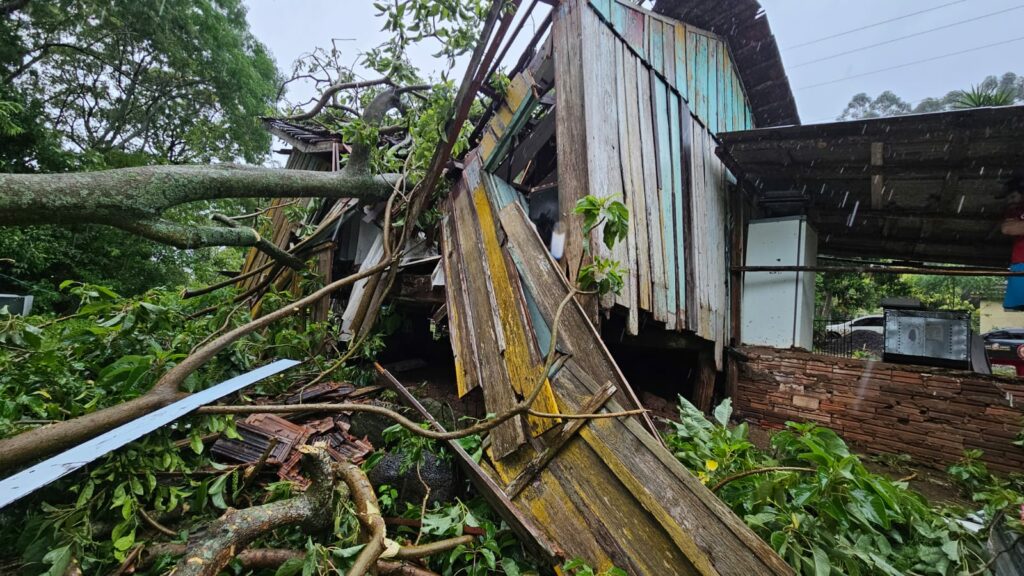 Após chuva de 155mm e ventos de 103 km/h, Chapecó decreta situação de emergência