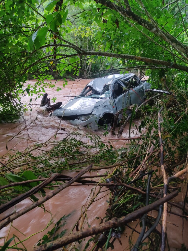 Motorista se salva após veículo ser levado por rio no Oeste de Santa Catarina