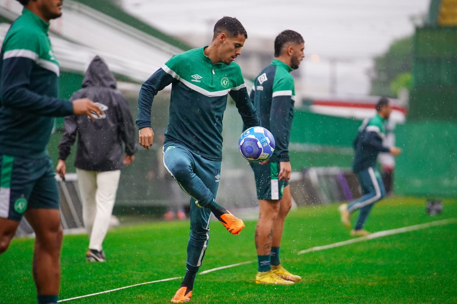 Chapecoense não consegue viajar ao Recife e jogo contra o Sport pode ser  adiado - Folha PE