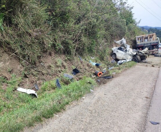 Colisão entre quatro veículos deixa homem morto na BR-282