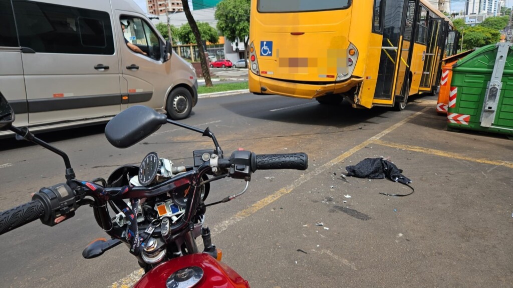 Mulher fica gravemente ferido após colisão entre moto e ônibus no Centro de Chapecó