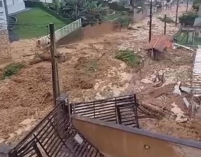‘Rio de lama’: Avalanche de lama atinge rua em município de Santa Catarina, Assista
