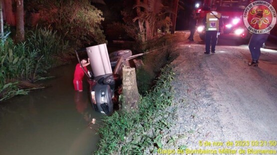 Homem morre após carro capotar, cair em riacho e ficar submerso em SC