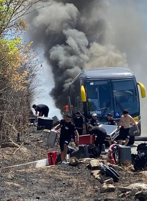 Ônibus que levava banda de cantor é destruído por incêndio