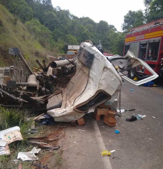 IMAGENS: Carga de caminhão destrói cabine em grave acidente de trânsito em Chapecó