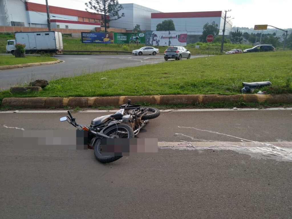 Motociclista cai em rodovia e morre após ser atropelado por caminhão no Oeste de SC