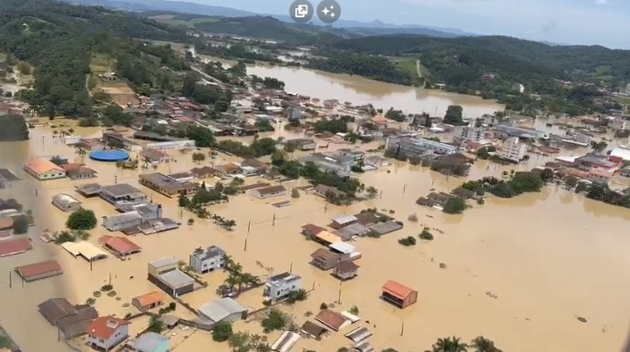 Imagens áreas mostram a destruição após inundações em Santa Catarina