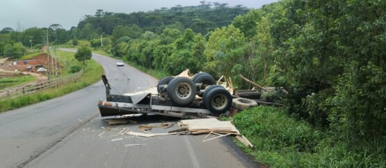 Caminhão Sai De Pista E Capota Na Sc 135 Clicrdc