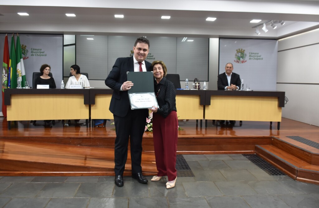 Câmara de Chapecó concede ‘Título de Cidadã Honorária’ à Noely Parisotto 
