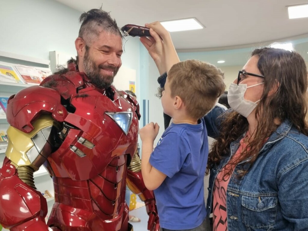 Câncer infantil: em forma de solidariedade, super-heróis têm cabelos raspados por pacientes da oncologia do Hospital Infantil em SC