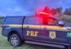 Jovem de 21 anos morre em colisão frontal entre moto e duas caminhonetes na BR-282