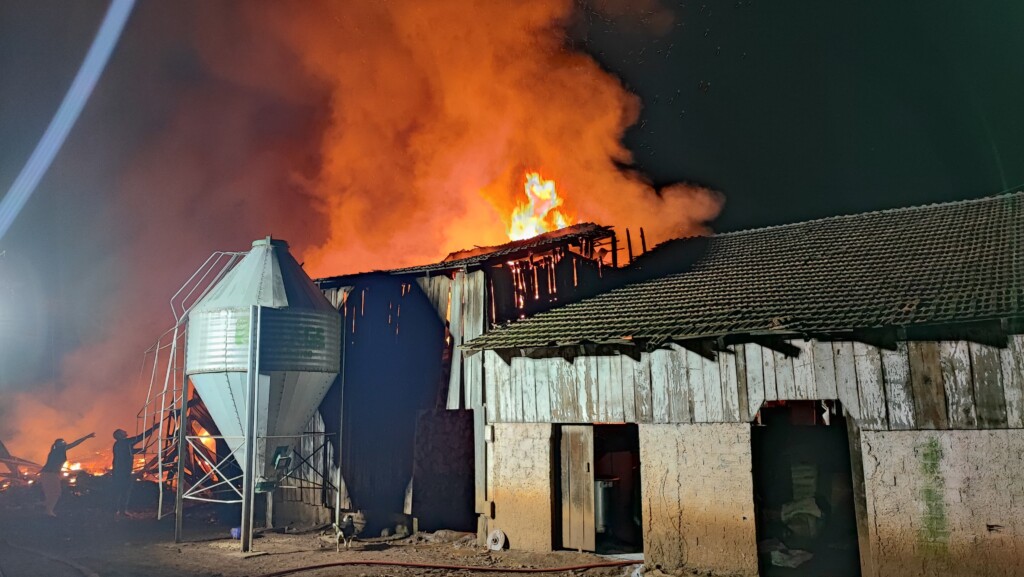 Dionísio Cerqueira: Incêndio em galpão provoca prejuízo de R$ 500 Mil