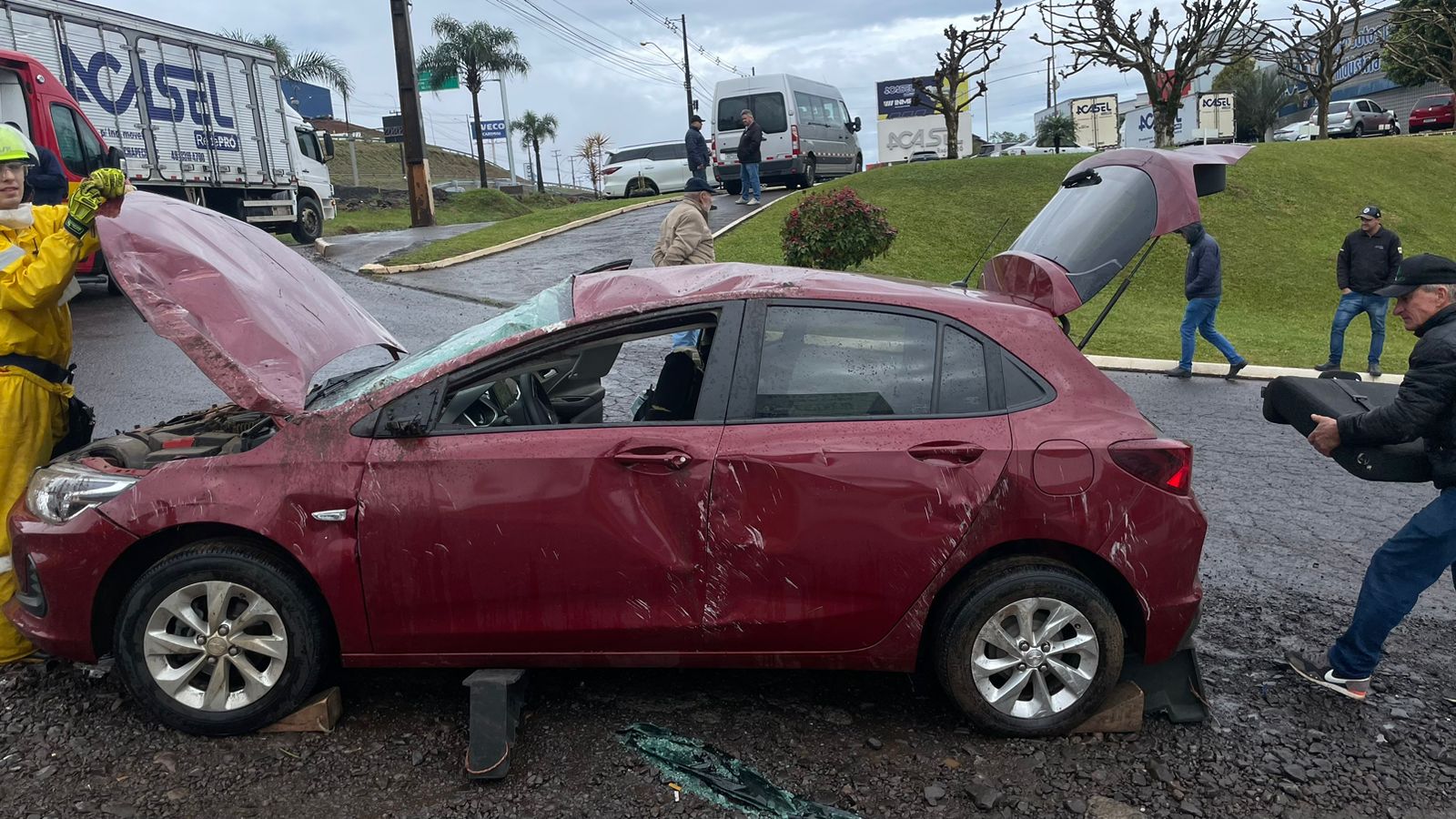 Carro capota ao sair de pista na BR-480 em Chapecó