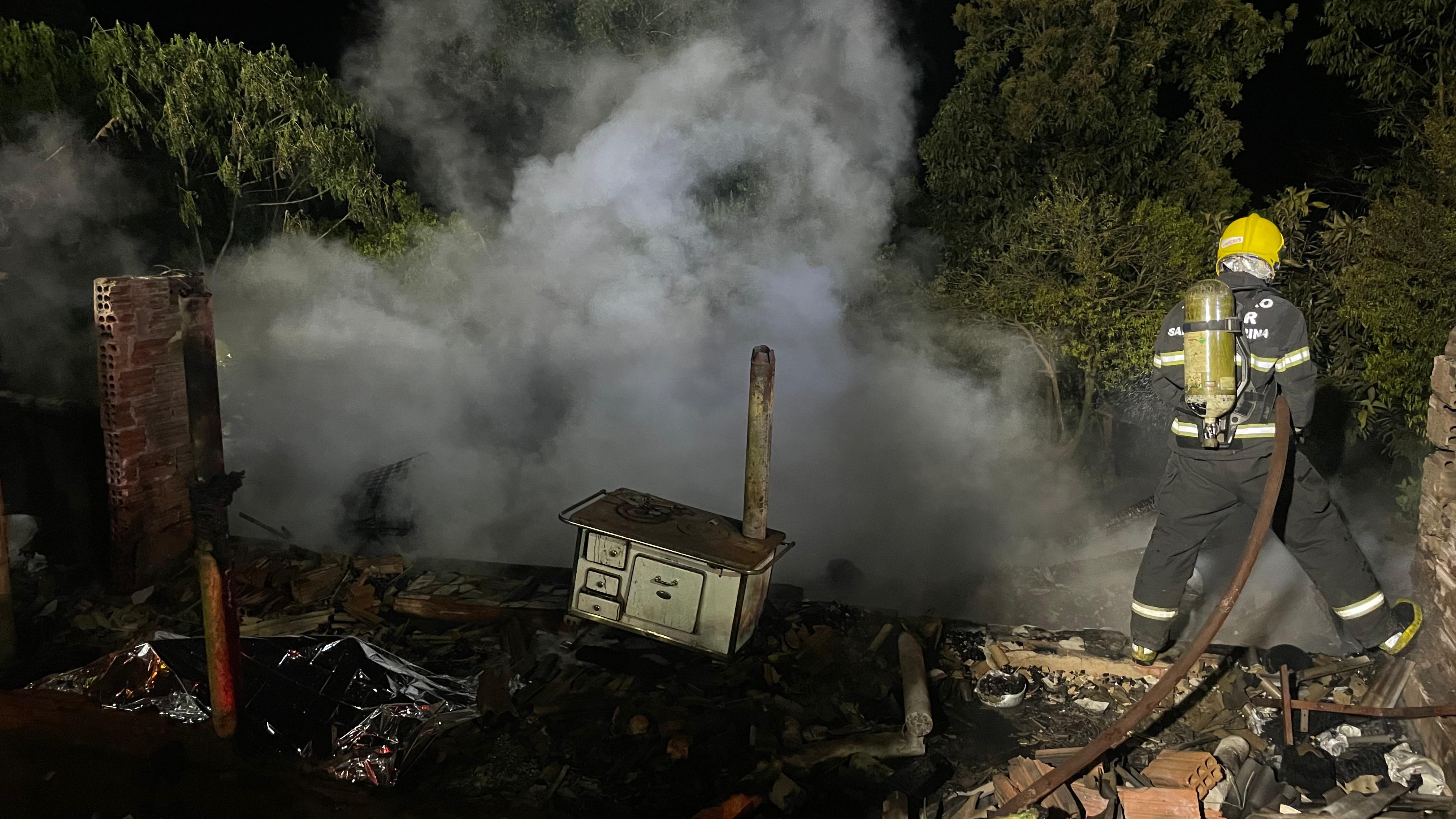 Homem morre em incêndio no interior de Chapecó