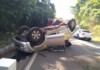 Caminhonete que se deslocava para Chapecó capota no Oeste de SC