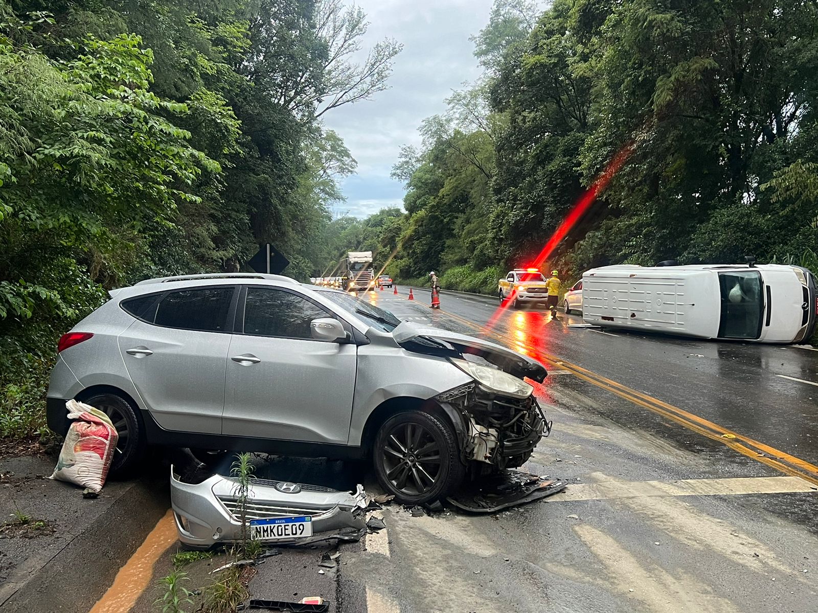 Furgão tomba após colisão com veículo entre Coronel Freitas a Chapecó