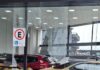 Motociclista invade loja de carros após acidente no Centro de Chapecó