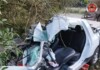 Carro fica destruído após violenta colisão com caminhão