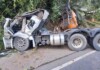 Motorista morre após caminhão tombar e colidir em barranco em Santa Catarina